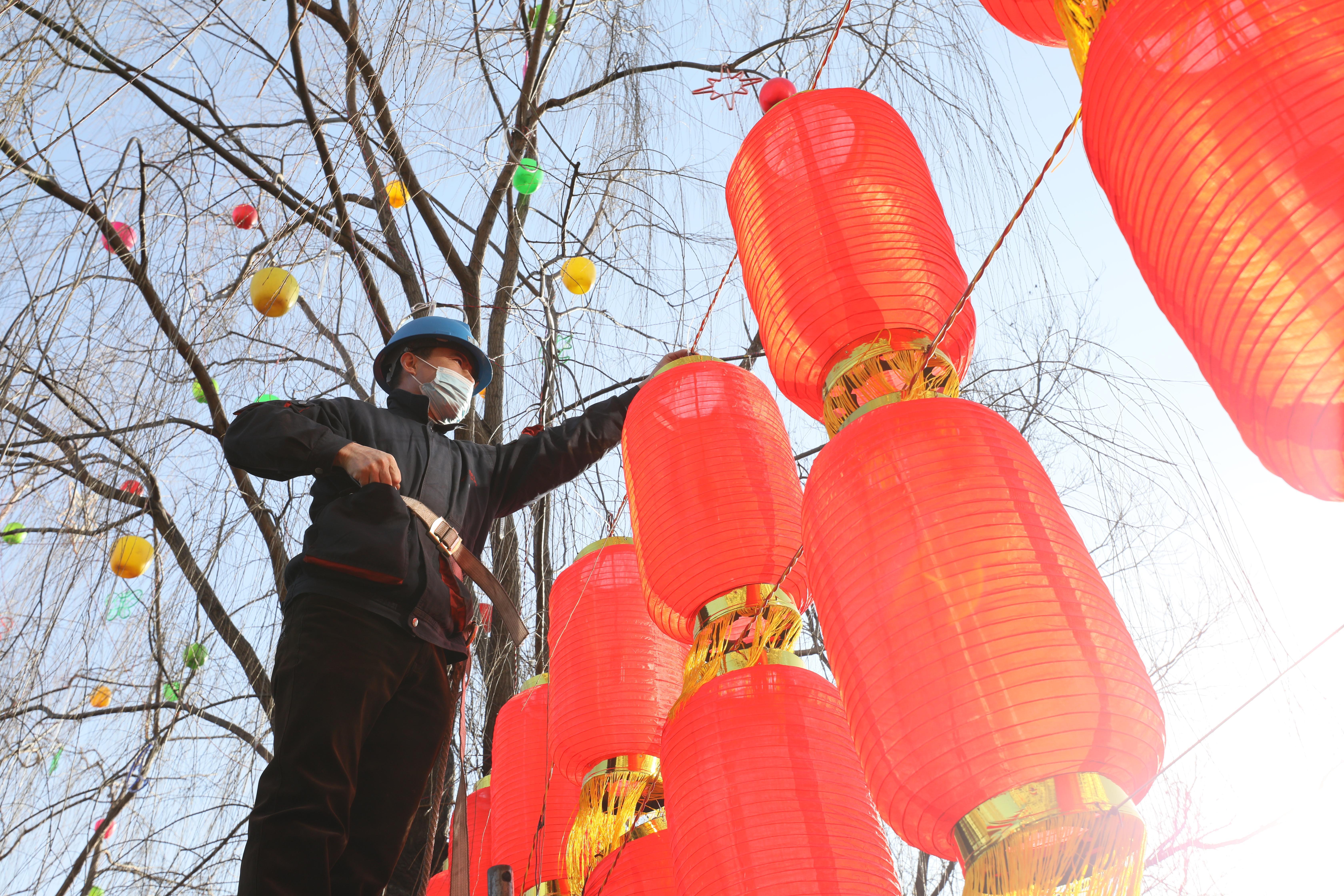 常村煤礦職工在辦公樓前懸掛紅燈籠